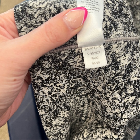 Athleta Salutation Stash Pocket II 7/8 Tight Size Small - Picture 11 of 11